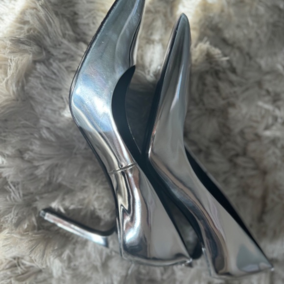 Brand New Tom Ford silver leather pointy stilettos - Picture 3 of 9